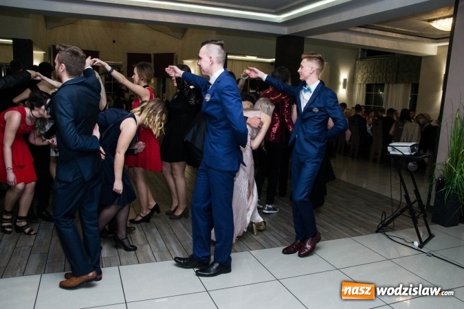 Zdjęcie w galerii na portalu naszwodzislaw.com: Maturzyści z Tischnera świętują studni&oacute;wkę w Premium wiadomości z regionu