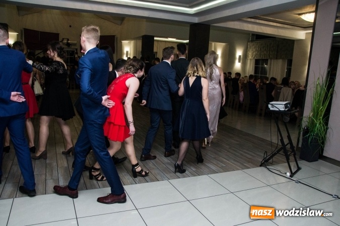 Zdjęcie w galerii na portalu naszwodzislaw.com: Maturzyści z Tischnera świętują studni&oacute;wkę w Premium wiadomości z regionu