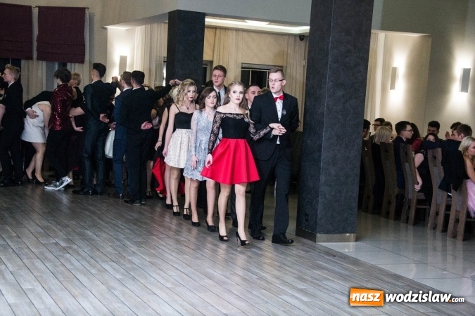 Zdjęcie w galerii na portalu naszwodzislaw.com: Maturzyści z Tischnera świętują studni&oacute;wkę w Premium wiadomości z regionu