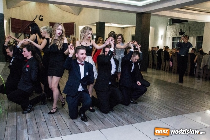 Zdjęcie w galerii na portalu naszwodzislaw.com: Maturzyści z Tischnera świętują studni&oacute;wkę w Premium wiadomości z regionu