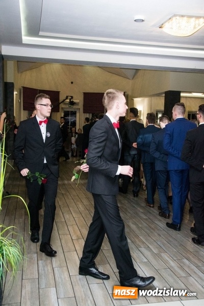 Zdjęcie w galerii na portalu naszwodzislaw.com: Maturzyści z Tischnera świętują studni&oacute;wkę w Premium wiadomości z regionu