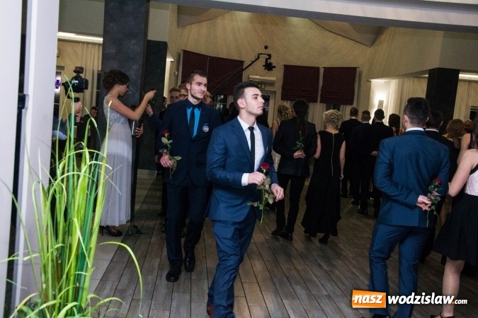 Zdjęcie w galerii na portalu naszwodzislaw.com: Maturzyści z Tischnera świętują studni&oacute;wkę w Premium wiadomości z regionu