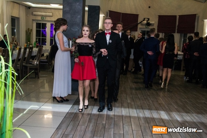 Zdjęcie w galerii na portalu naszwodzislaw.com: Maturzyści z Tischnera świętują studni&oacute;wkę w Premium wiadomości z regionu