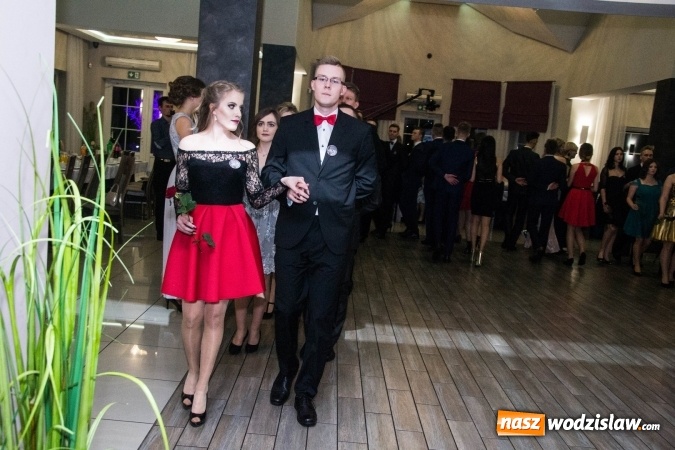 Zdjęcie w galerii na portalu naszwodzislaw.com: Maturzyści z Tischnera świętują studni&oacute;wkę w Premium wiadomości z regionu