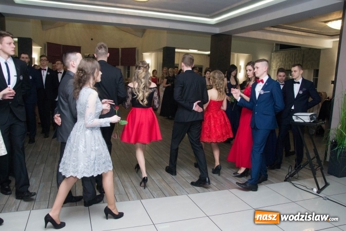 Zdjęcie w galerii na portalu naszwodzislaw.com: Maturzyści z Tischnera świętują studni&oacute;wkę w Premium wiadomości z regionu