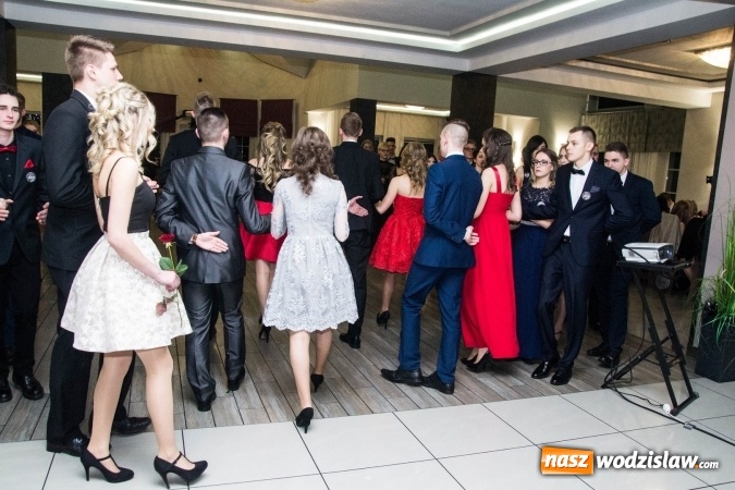 Zdjęcie w galerii na portalu naszwodzislaw.com: Maturzyści z Tischnera świętują studni&oacute;wkę w Premium wiadomości z regionu