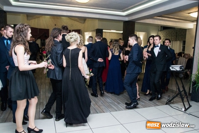 Zdjęcie w galerii na portalu naszwodzislaw.com: Maturzyści z Tischnera świętują studni&oacute;wkę w Premium wiadomości z regionu