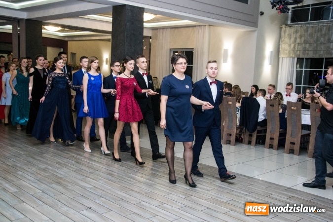 Zdjęcie w galerii na portalu naszwodzislaw.com: Maturzyści z Tischnera świętują studni&oacute;wkę w Premium wiadomości z regionu