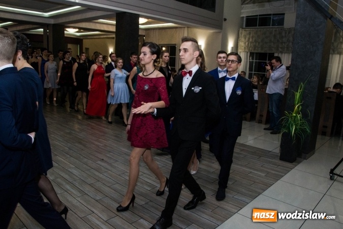 Zdjęcie w galerii na portalu naszwodzislaw.com: Maturzyści z Tischnera świętują studni&oacute;wkę w Premium wiadomości z regionu