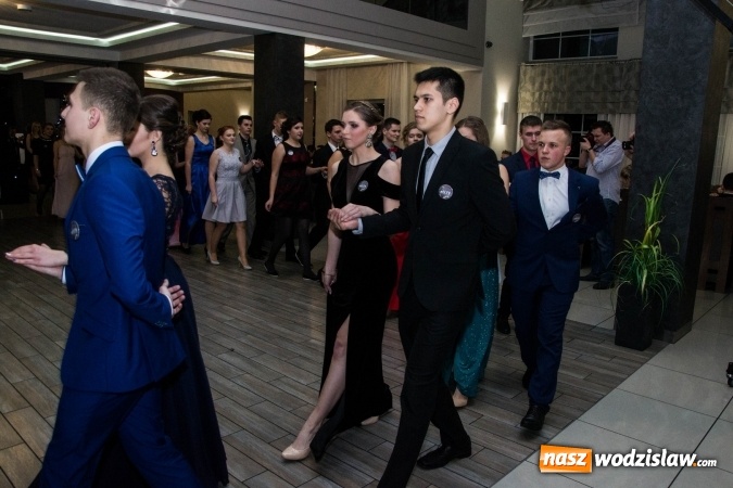 Zdjęcie w galerii na portalu naszwodzislaw.com: Maturzyści z Tischnera świętują studni&oacute;wkę w Premium wiadomości z regionu