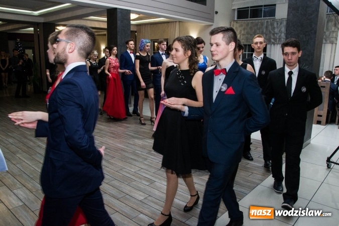 Zdjęcie w galerii na portalu naszwodzislaw.com: Maturzyści z Tischnera świętują studni&oacute;wkę w Premium wiadomości z regionu