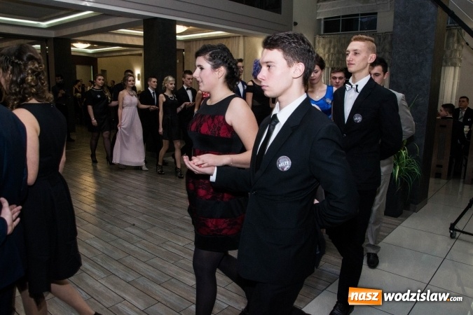 Zdjęcie w galerii na portalu naszwodzislaw.com: Maturzyści z Tischnera świętują studni&oacute;wkę w Premium wiadomości z regionu