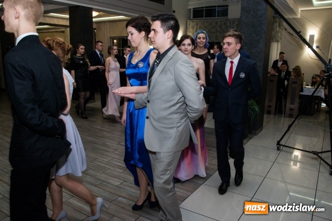 Zdjęcie w galerii na portalu naszwodzislaw.com: Maturzyści z Tischnera świętują studni&oacute;wkę w Premium wiadomości z regionu