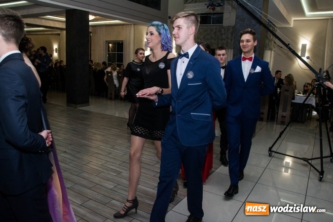 Zdjęcie w galerii na portalu naszwodzislaw.com: Maturzyści z Tischnera świętują studni&oacute;wkę w Premium wiadomości z regionu