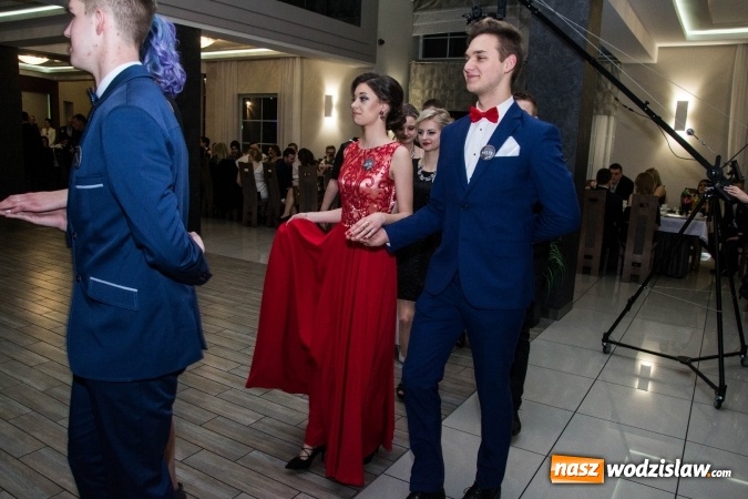 Zdjęcie w galerii na portalu naszwodzislaw.com: Maturzyści z Tischnera świętują studni&oacute;wkę w Premium wiadomości z regionu