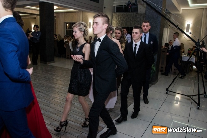 Zdjęcie w galerii na portalu naszwodzislaw.com: Maturzyści z Tischnera świętują studni&oacute;wkę w Premium wiadomości z regionu