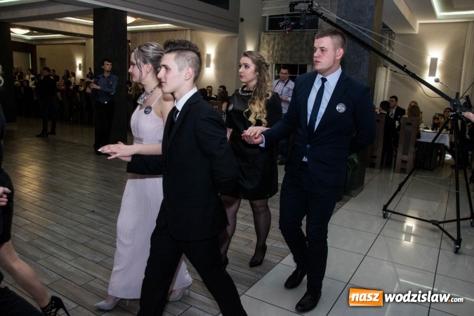 Zdjęcie w galerii na portalu naszwodzislaw.com: Maturzyści z Tischnera świętują studni&oacute;wkę w Premium wiadomości z regionu