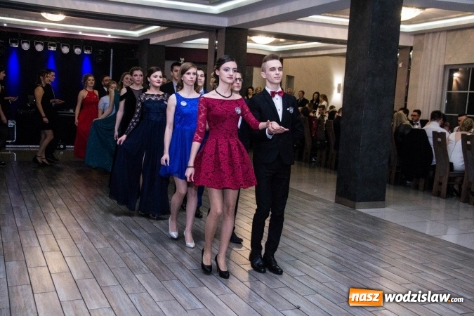 Zdjęcie w galerii na portalu naszwodzislaw.com: Maturzyści z Tischnera świętują studni&oacute;wkę w Premium wiadomości z regionu