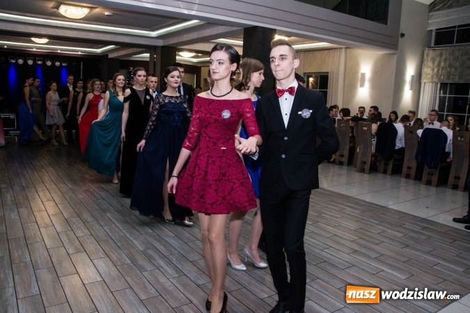 Zdjęcie w galerii na portalu naszwodzislaw.com: Maturzyści z Tischnera świętują studni&oacute;wkę w Premium wiadomości z regionu