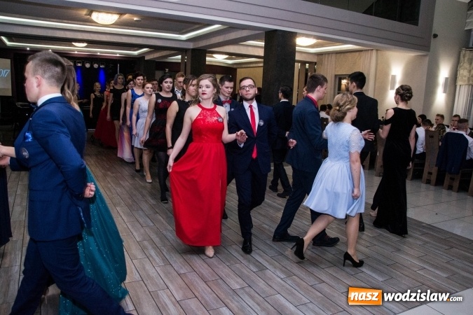 Zdjęcie w galerii na portalu naszwodzislaw.com: Maturzyści z Tischnera świętują studni&oacute;wkę w Premium wiadomości z regionu