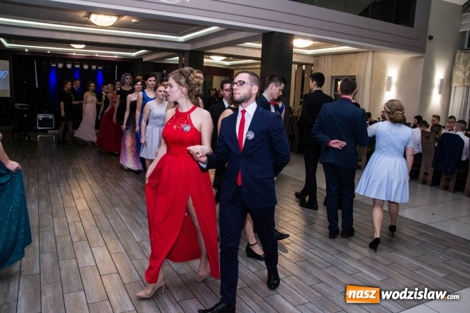 Zdjęcie w galerii na portalu naszwodzislaw.com: Maturzyści z Tischnera świętują studni&oacute;wkę w Premium wiadomości z regionu