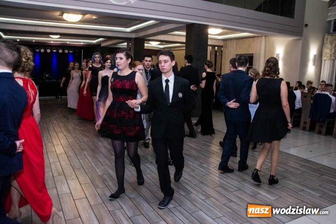 Zdjęcie w galerii na portalu naszwodzislaw.com: Maturzyści z Tischnera świętują studni&oacute;wkę w Premium wiadomości z regionu