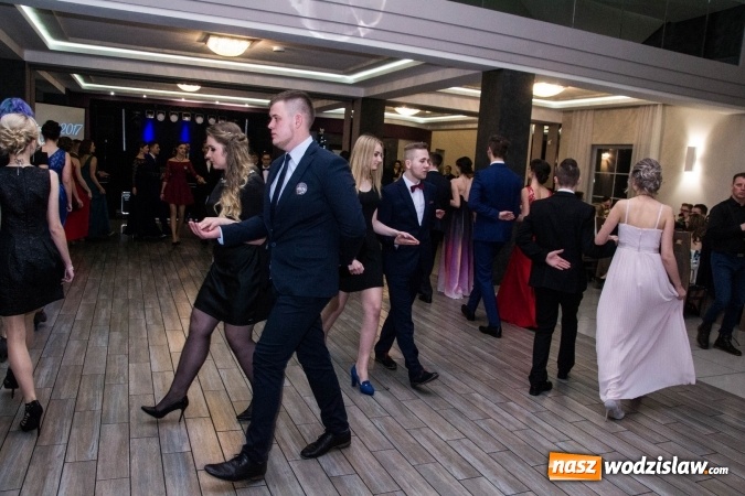 Zdjęcie w galerii na portalu naszwodzislaw.com: Maturzyści z Tischnera świętują studni&oacute;wkę w Premium wiadomości z regionu