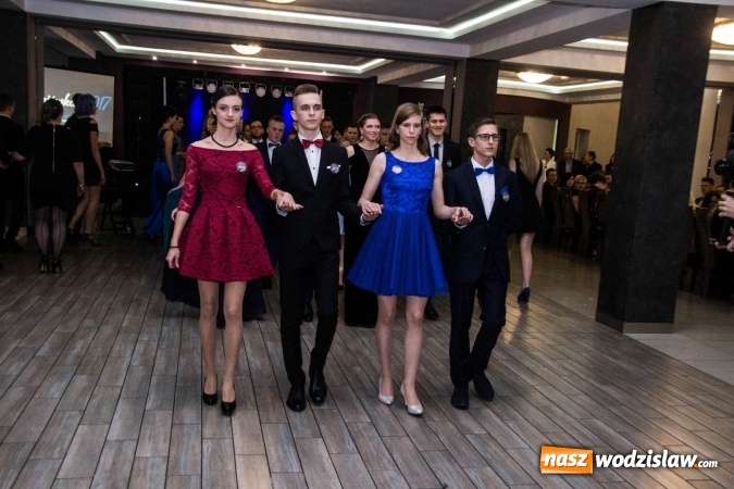 Zdjęcie w galerii na portalu naszwodzislaw.com: Maturzyści z Tischnera świętują studni&oacute;wkę w Premium wiadomości z regionu