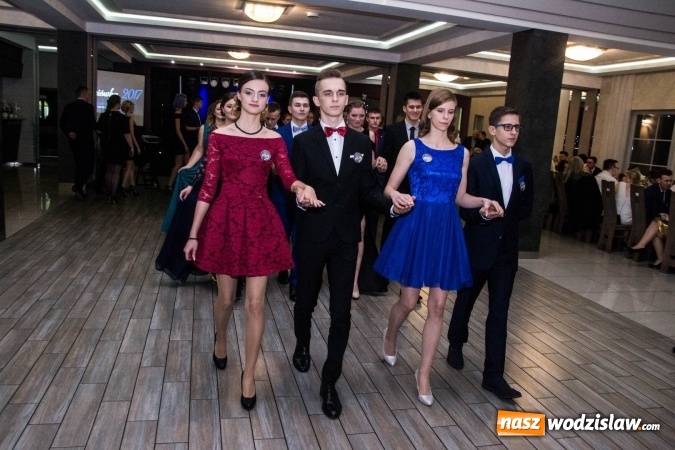 Zdjęcie w galerii na portalu naszwodzislaw.com: Maturzyści z Tischnera świętują studni&oacute;wkę w Premium wiadomości z regionu