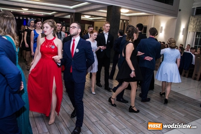 Zdjęcie w galerii na portalu naszwodzislaw.com: Maturzyści z Tischnera świętują studni&oacute;wkę w Premium wiadomości z regionu