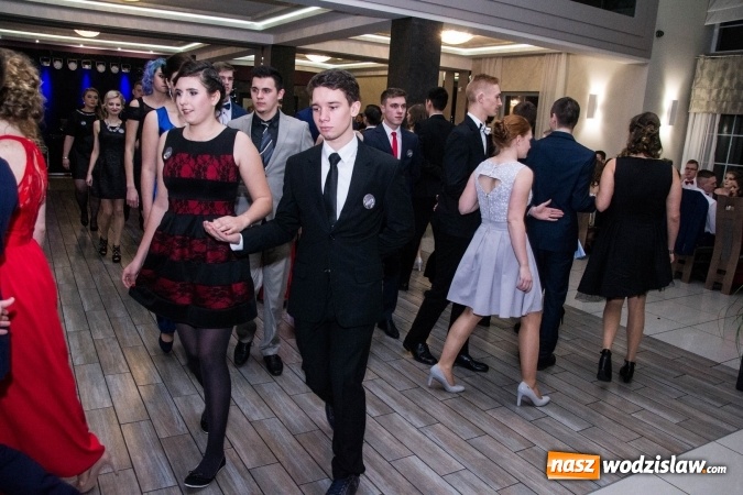 Zdjęcie w galerii na portalu naszwodzislaw.com: Maturzyści z Tischnera świętują studni&oacute;wkę w Premium wiadomości z regionu