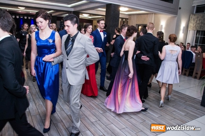 Zdjęcie w galerii na portalu naszwodzislaw.com: Maturzyści z Tischnera świętują studni&oacute;wkę w Premium wiadomości z regionu