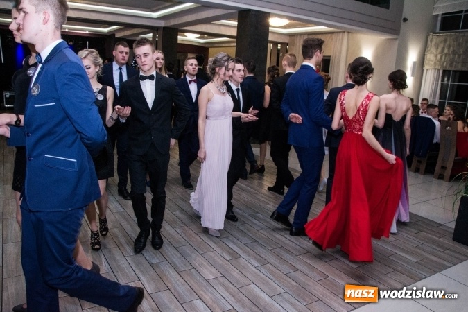 Zdjęcie w galerii na portalu naszwodzislaw.com: Maturzyści z Tischnera świętują studni&oacute;wkę w Premium wiadomości z regionu