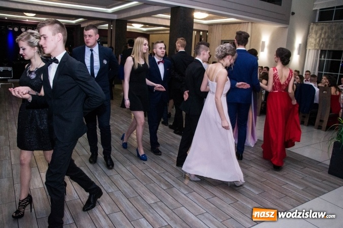 Zdjęcie w galerii na portalu naszwodzislaw.com: Maturzyści z Tischnera świętują studni&oacute;wkę w Premium wiadomości z regionu