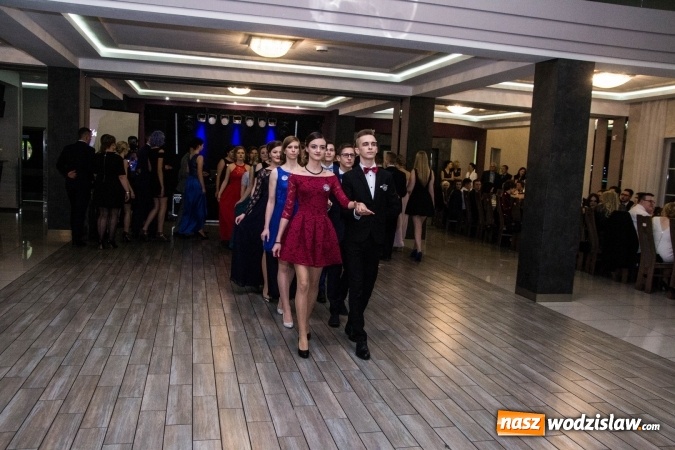 Zdjęcie w galerii na portalu naszwodzislaw.com: Maturzyści z Tischnera świętują studni&oacute;wkę w Premium wiadomości z regionu