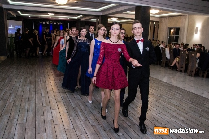 Zdjęcie w galerii na portalu naszwodzislaw.com: Maturzyści z Tischnera świętują studni&oacute;wkę w Premium wiadomości z regionu