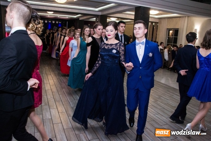 Zdjęcie w galerii na portalu naszwodzislaw.com: Maturzyści z Tischnera świętują studni&oacute;wkę w Premium wiadomości z regionu