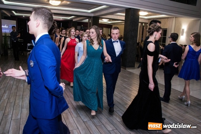 Zdjęcie w galerii na portalu naszwodzislaw.com: Maturzyści z Tischnera świętują studni&oacute;wkę w Premium wiadomości z regionu