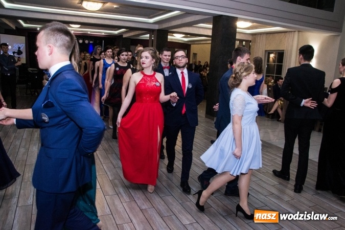 Zdjęcie w galerii na portalu naszwodzislaw.com: Maturzyści z Tischnera świętują studni&oacute;wkę w Premium wiadomości z regionu