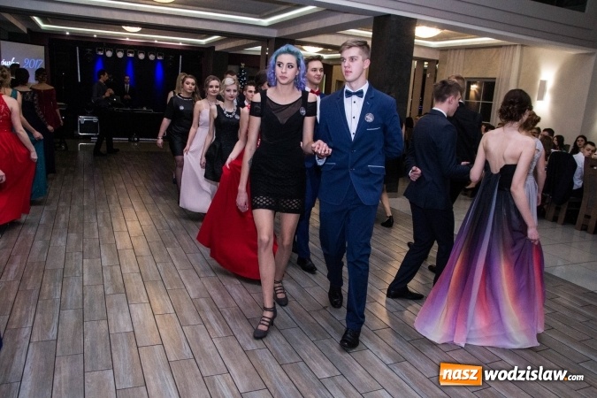 Zdjęcie w galerii na portalu naszwodzislaw.com: Maturzyści z Tischnera świętują studni&oacute;wkę w Premium wiadomości z regionu