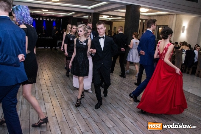 Zdjęcie w galerii na portalu naszwodzislaw.com: Maturzyści z Tischnera świętują studni&oacute;wkę w Premium wiadomości z regionu