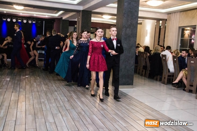 Zdjęcie w galerii na portalu naszwodzislaw.com: Maturzyści z Tischnera świętują studni&oacute;wkę w Premium wiadomości z regionu