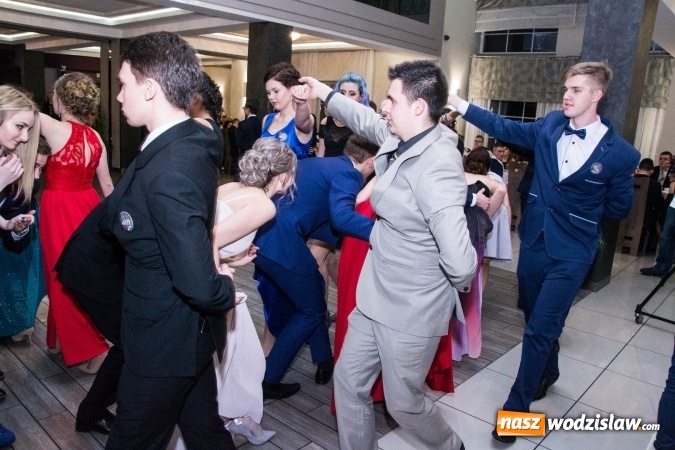 Zdjęcie w galerii na portalu naszwodzislaw.com: Maturzyści z Tischnera świętują studni&oacute;wkę w Premium wiadomości z regionu