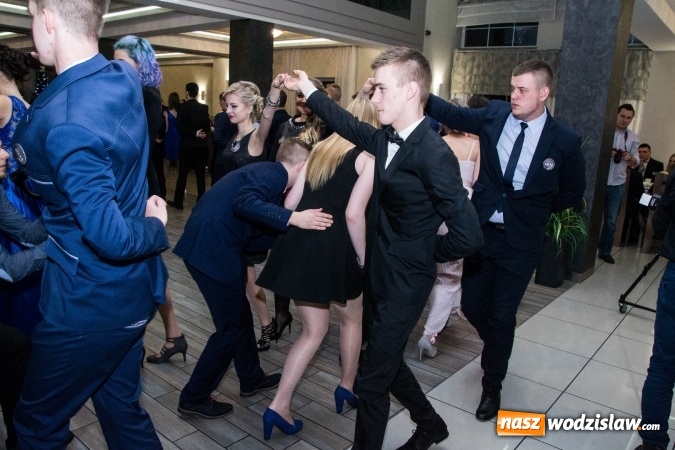 Zdjęcie w galerii na portalu naszwodzislaw.com: Maturzyści z Tischnera świętują studni&oacute;wkę w Premium wiadomości z regionu