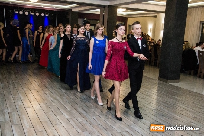 Zdjęcie w galerii na portalu naszwodzislaw.com: Maturzyści z Tischnera świętują studni&oacute;wkę w Premium wiadomości z regionu