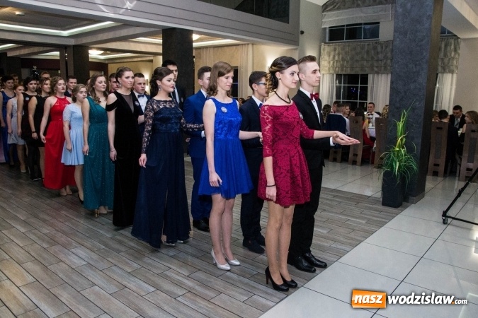 Zdjęcie w galerii na portalu naszwodzislaw.com: Maturzyści z Tischnera świętują studni&oacute;wkę w Premium wiadomości z regionu