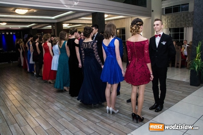 Zdjęcie w galerii na portalu naszwodzislaw.com: Maturzyści z Tischnera świętują studni&oacute;wkę w Premium wiadomości z regionu