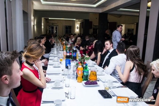 Zdjęcie w galerii na portalu naszwodzislaw.com: Maturzyści z Tischnera świętują studni&oacute;wkę w Premium wiadomości z regionu