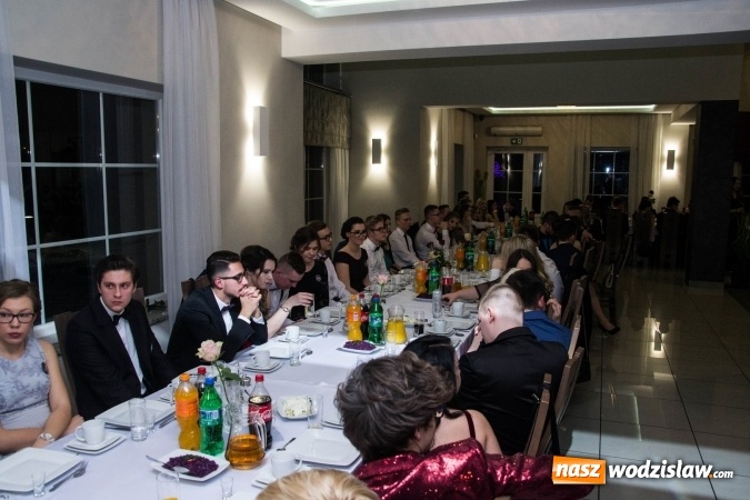 Zdjęcie w galerii na portalu naszwodzislaw.com: Maturzyści z Tischnera świętują studni&oacute;wkę w Premium wiadomości z regionu