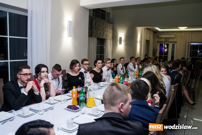 Zdjęcie w galerii na portalu naszwodzislaw.com: Maturzyści z Tischnera świętują studni&oacute;wkę w Premium wiadomości z regionu